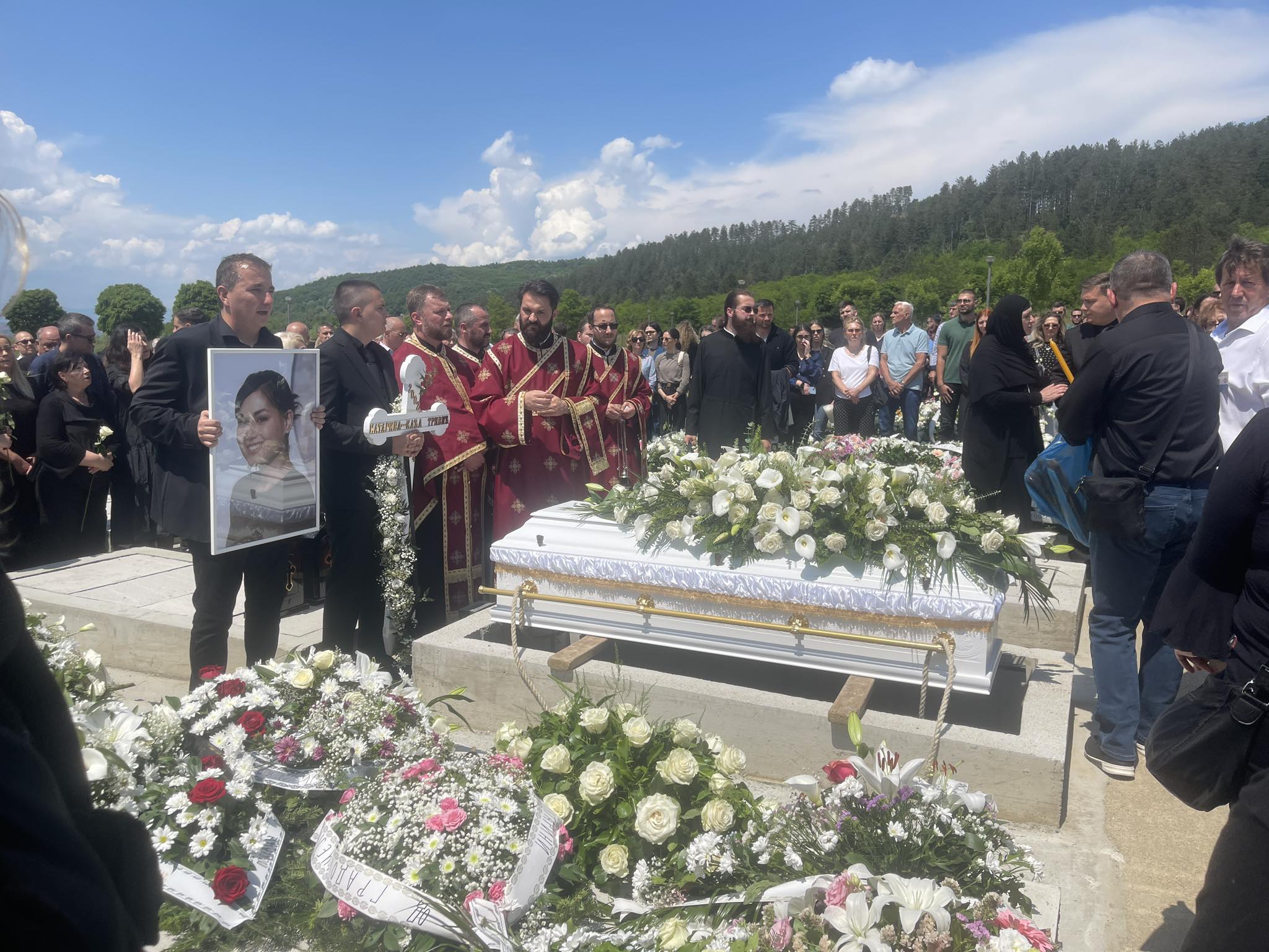 (FOTO) GOSPOD SPREMA BIJELA KRILA I RADUJE SE JOŠ JEDNOM ANĐELU Sahranjena je Katarina Trivić: Porodica, rodbina i prijatelji oprostili se od hrabre Banjalučanke