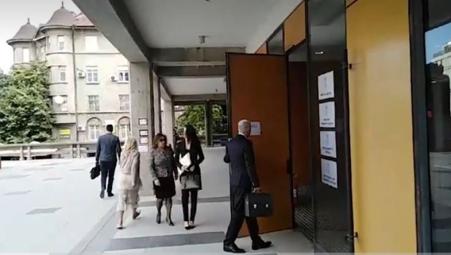 DANAS ODGOVARA NA KLJUČNA PITANJA Nastavlja se suđenje za masakr u Ribnikaru, majka dječaka ubice stigla u sud