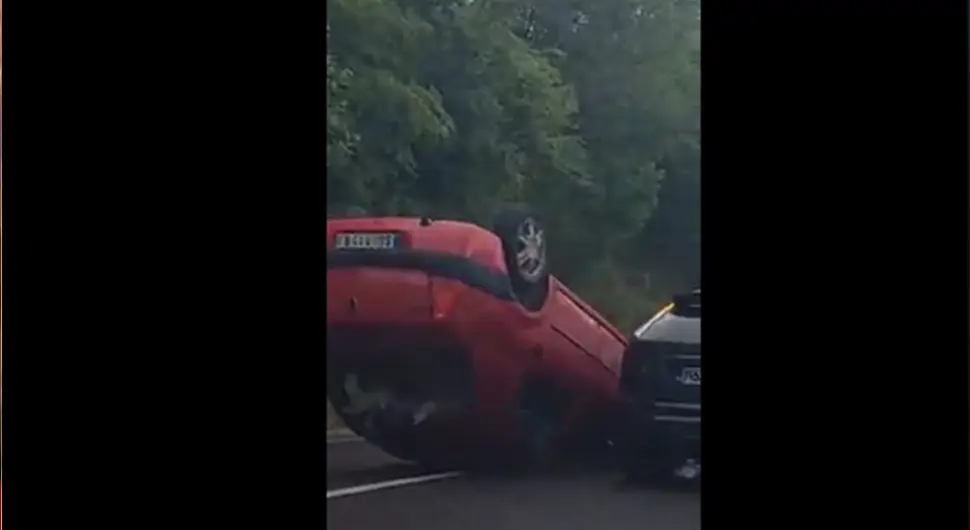 TEŠKA SAOBRAĆAJKA KOD KONJICA Automobil završio na krovu