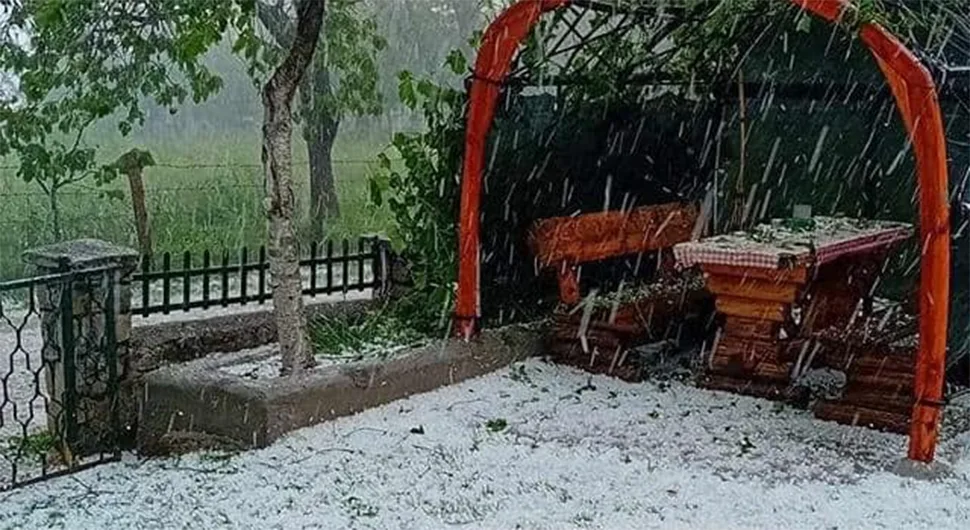 (FOTO/VIDEO) USJEVI UNIŠTENI ZA 5 MINUTA Snažno nevrijeme pogodilo četiri opštine u BiH