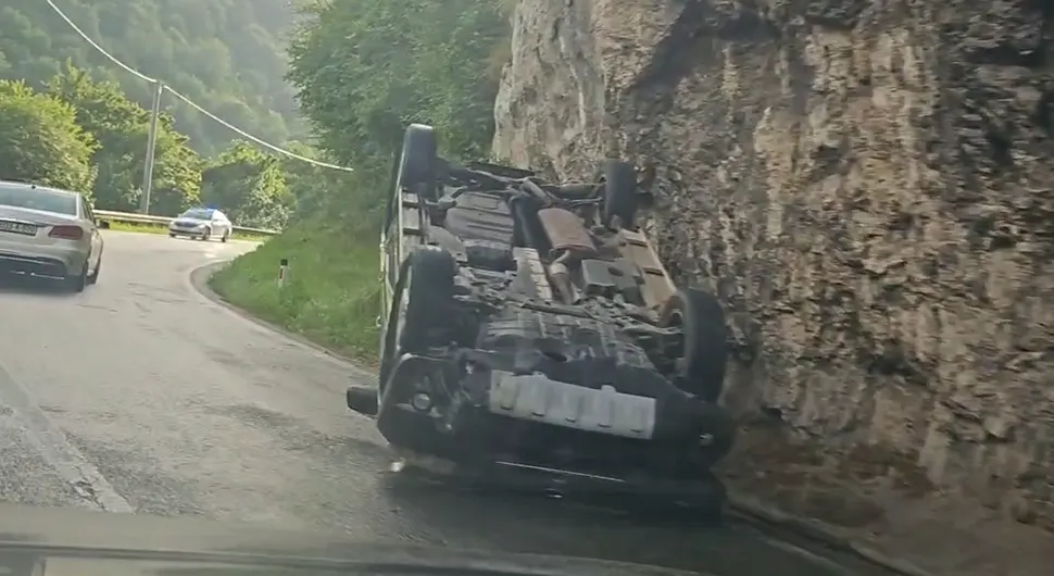 HITNA POMOĆ NA LICU MJESTA Saobraćajna nesreća u kanjonu Tijesno, automobil završio na krovu