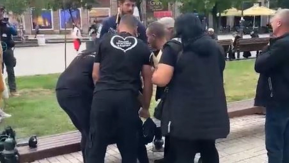 (VIDEO) POTRESNE SCENE NA SUĐENJU UROŠU BLAŽIĆU Majkama žrtava masakra pozlilo: Jedna leži na stepeništu, druga pala nasred ulice