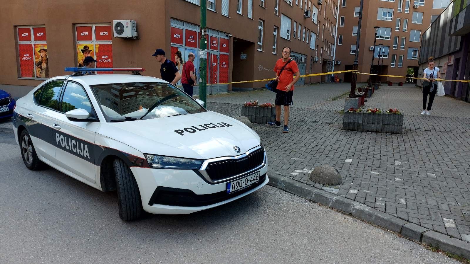 ISPLIVALI JEZIVI DETALJI Ubica žene i djece iz Tuzle planirao ubistvo, sjekiru kupio na pijaci, ostavio i poruku na vratima stana!