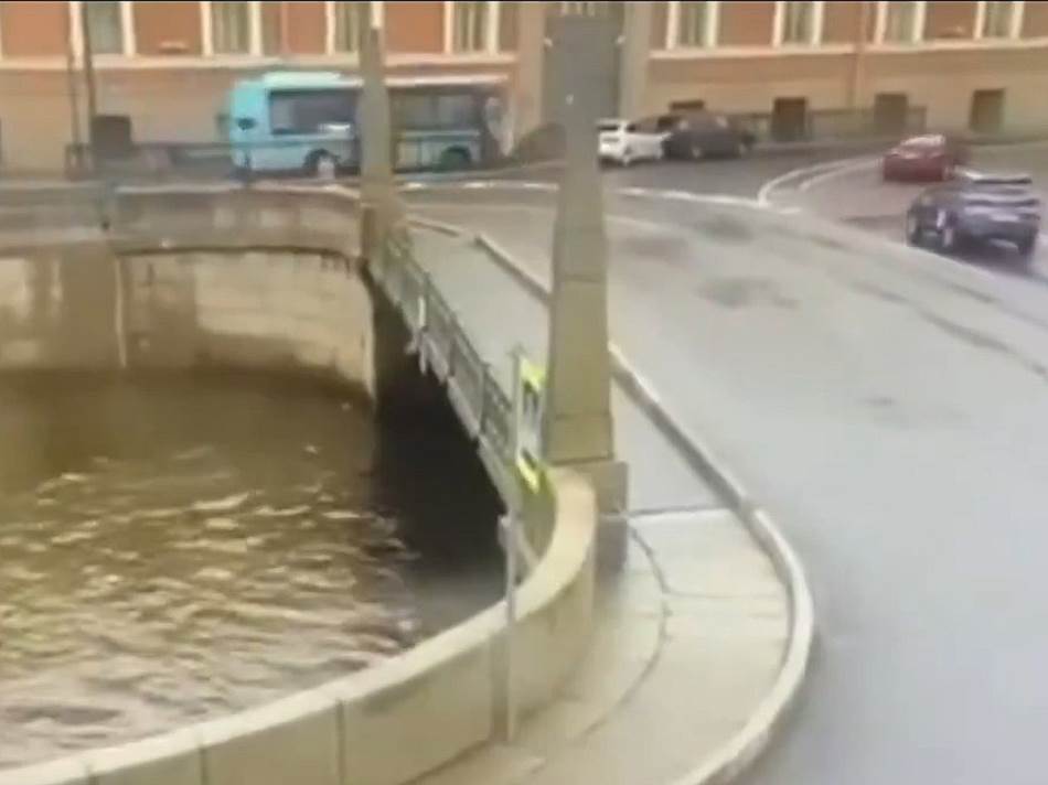 (UZNEMIRUJUĆI VIDEO) STRAVIČNA NESREĆA Autobus sa putnicima sletio u rijeku, ima mrtvih
