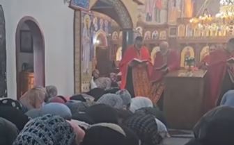 (UZNEMIRUJUĆI VIDEO) ĐAVO PROGOVORIO IZ ŽENE TOKOM LITURGIJE Objavljen snimak koji ledi krv u žilama