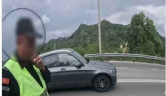 (VIDEO) SNIMAK POSTAO VIRALAN Policajac zaustavio stranca, progovorio na engleskom pa nastao haos