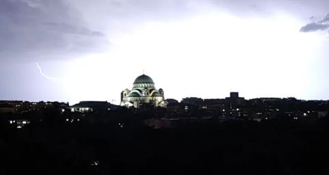 (FOTO) NEVJEROVATAN PRIZOR IZNAD HRAMA U BEOGRADU Munja osvijetlila cijeli grad