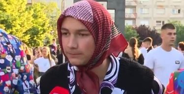 (VIDEO) MATURANT IZ BIJELJINE NASMIJAO REGION Matej otkrio zašto se obukao kao baka i priznao: Zabranili su da odem na defile