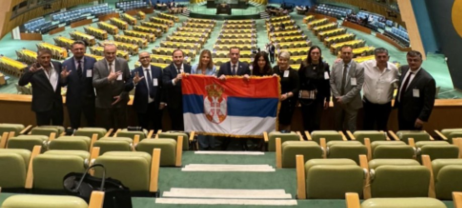 (FOTO) OSMIJEH NA LICU, TROBOJKA I TRI PRSTA U NJUJORKU Delegacija Srbije se ponosno fotografisala u Ujedinjenim nacijama