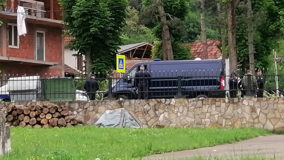 "NE PUŠTAJU NIKOGA DA PRIČA SA NJIMA, KATASTROFA" Oglasio se rođak porodice Dragijević nakon sahrane majke osumnjičenog