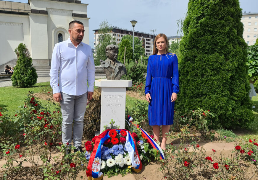 "RATNI USLOVI PRINUDILI SU GA DA ODRASTE PREKO NOĆI" U Doboju položen vijenac najmlađem borcu Spomenku Gostiću