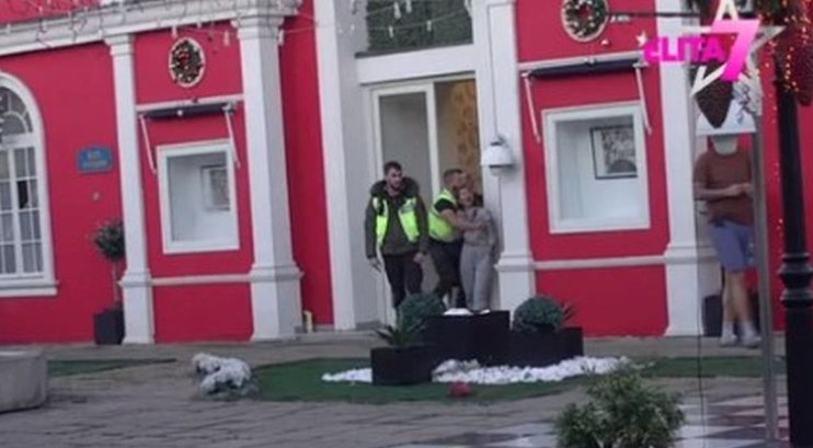 (VIDEO) PALE TEŠKE UVREDE Haos u Šimanovcima! Obezbjeđenje jedva zadržalo Aneli, Janjuš joj prijeti: "Razvaliću te ološu"