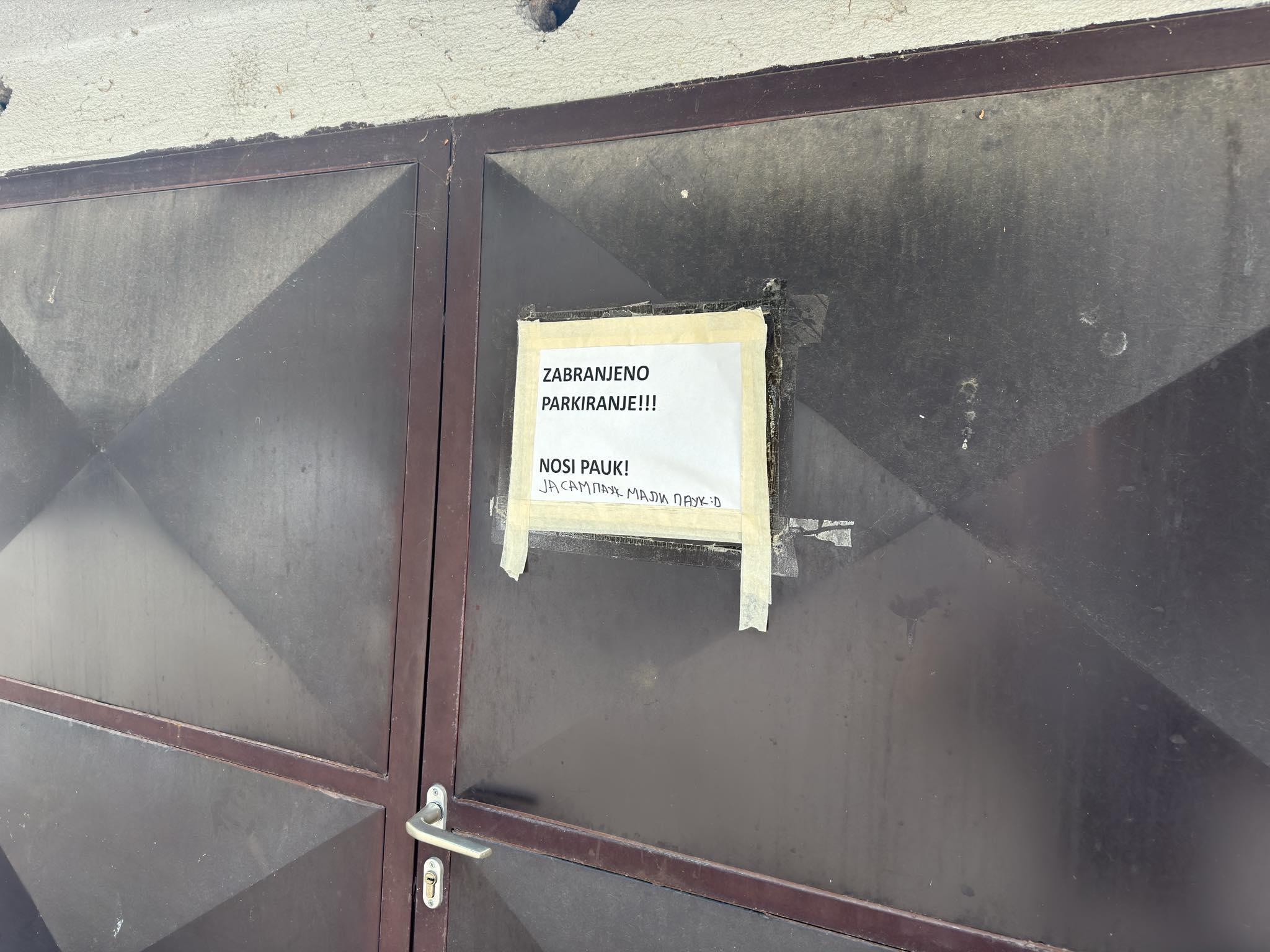 (FOTO) ŠALJIVI NATPIS U CENTRU BANJALUKE Ljutiti vlasnik upozorio vozače da ne parkiraju ispred garaže, a jedan komentar nasmijao je sve