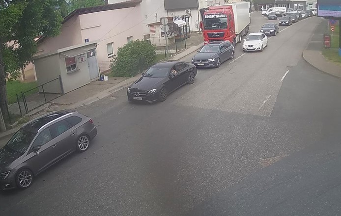 NAORUŽAJTE SE STRPLJENJEM Gužve na više graničnih prelaza