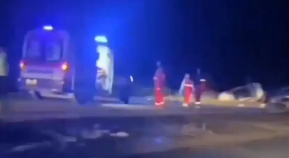 (VIDEO) STRAVIČNA NESREĆA Vozilo potpuno smrskano, dvije osobe poginule