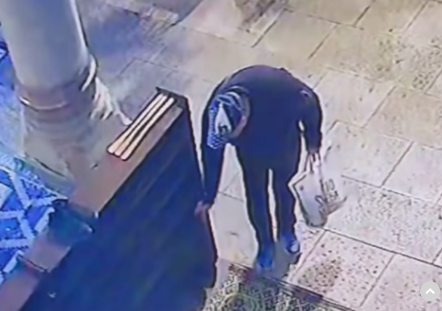 (VIDEO) KRAĐA KOD FERHADIJE Lopov ukrao cipele ispred džamije