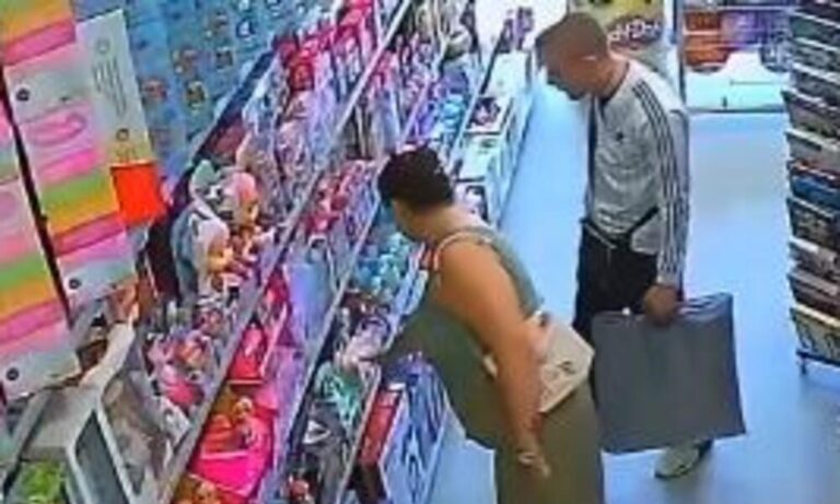 (VIDEO) NEVJEROVATNO! Žena u prodavnici pokazuje mužu šta da krade: "Ovaj samo lagano stavlja u kesu"