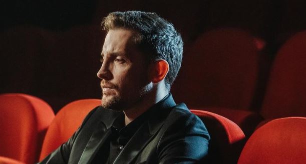 (VIDEO) "ISPLAKAH SE, DIJETE DRAGO" Mirza Selimović posvetio majci pjesmu, kolege u suzama: Još jedan tmuran prođe dan