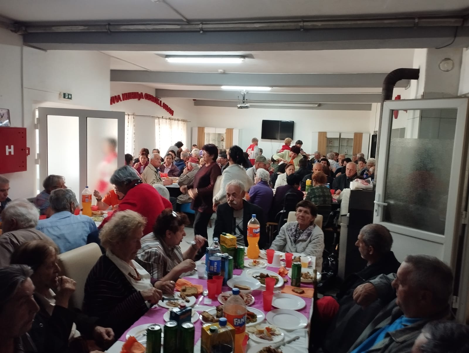 (VIDEO) POTREBNA IM JE NAŠA POMOĆ Udruženje "Mozaik prijateljstva" organizuje svečani ručak za 500 najugroženijih građana