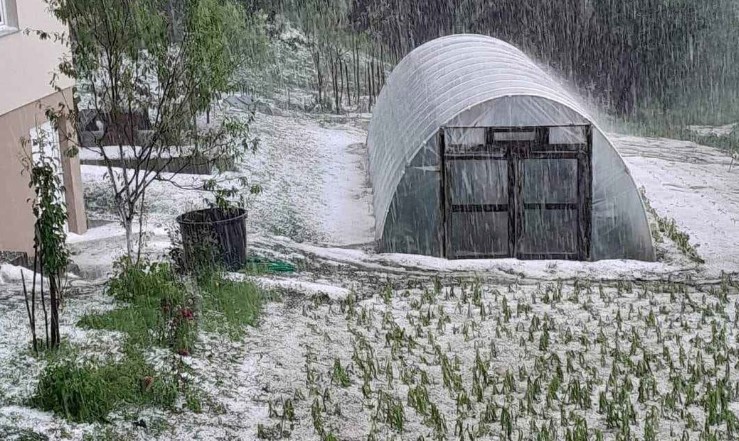 (VIDEO) SNAŽNO NEVRIJEME U TUZLI Grad prekrio zemlju poput snijega