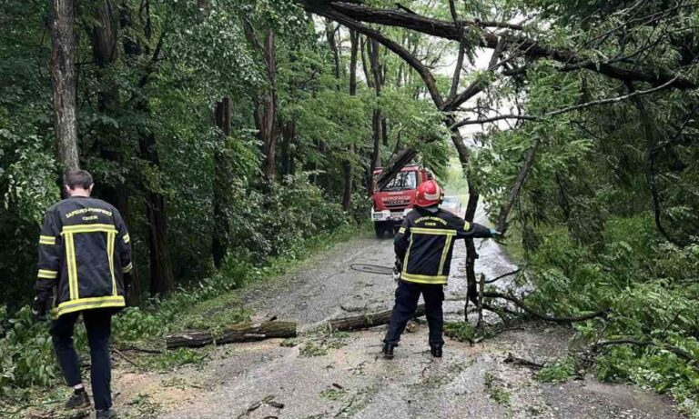 (FOTO/VIDEO) VJETAR RASKRIO KROVOVE KUĆA, ULICE POD VODOM Nevrijeme napravilo haos u Mišinom Hanu, pričinjena velika materijalna šteta