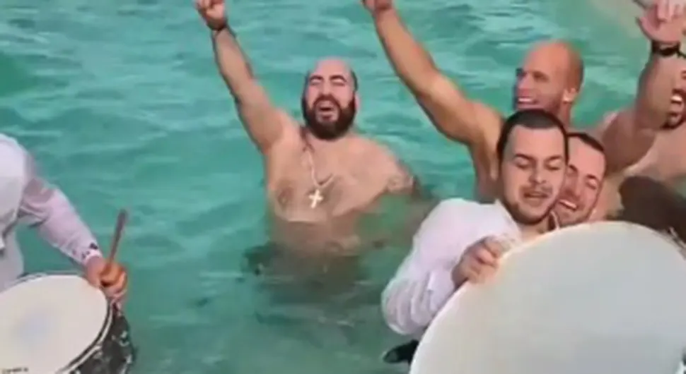 (VIDEO) SAMO NA BALKANU Napili se pa poveli trubače u bazen, jedan upalio motorku