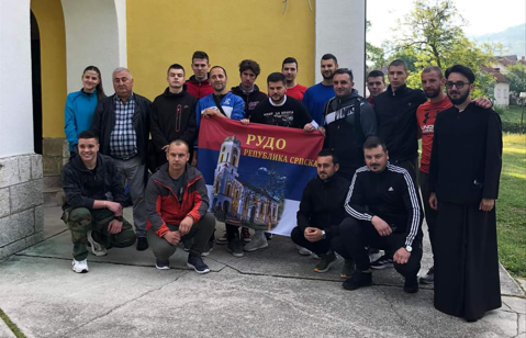 PUT DUG 220 KILOMETARA Grupa od 13 hodočasnika iz Rudog krenula je prema manastiru Ostrog