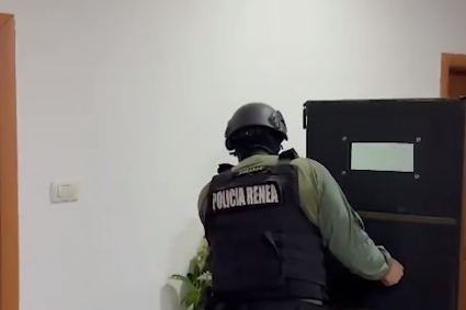 (VIDEO) DRAMA U ALBANIJI Otac uzeo djecu kao taoce, pa pucao iz kalašnjikova