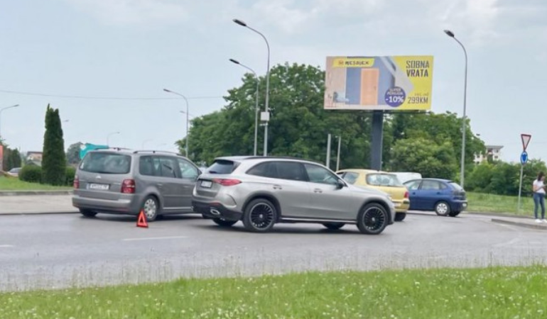 NOVA NEZGODA U BANJALUCI Sudar u kružnom toku na Petrićevcu