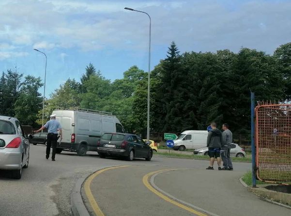SAOBRAĆAJKA U BANJALUCI Sudarili se kombi i automobil u kružnom toku