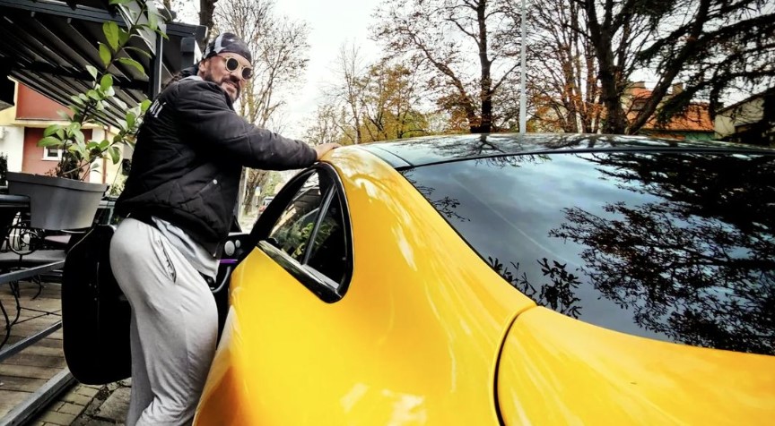 (FOTO) LUKSUZNI AUTOMOBILI I EGZOTIČNA PUTOVANJA Šaran Alegro je jedan od najbogatijih ljudi sa estradne scene