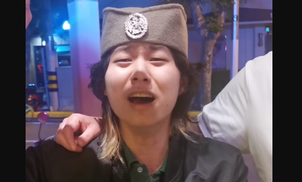 (VIDEO) "AJ, PA, PUKNI ZORO!" Popularna srpska pjesma se čula u Šangaju, a mladić iz Kine pored pjevanja privukao je pažnju ovim detaljima