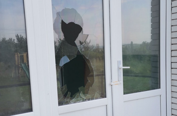 PONOVO KAMENOVANA SRPSKA ŠKOLA U GOJBULJI Direktor kaže da je prisutan strah kod roditelja i đaka