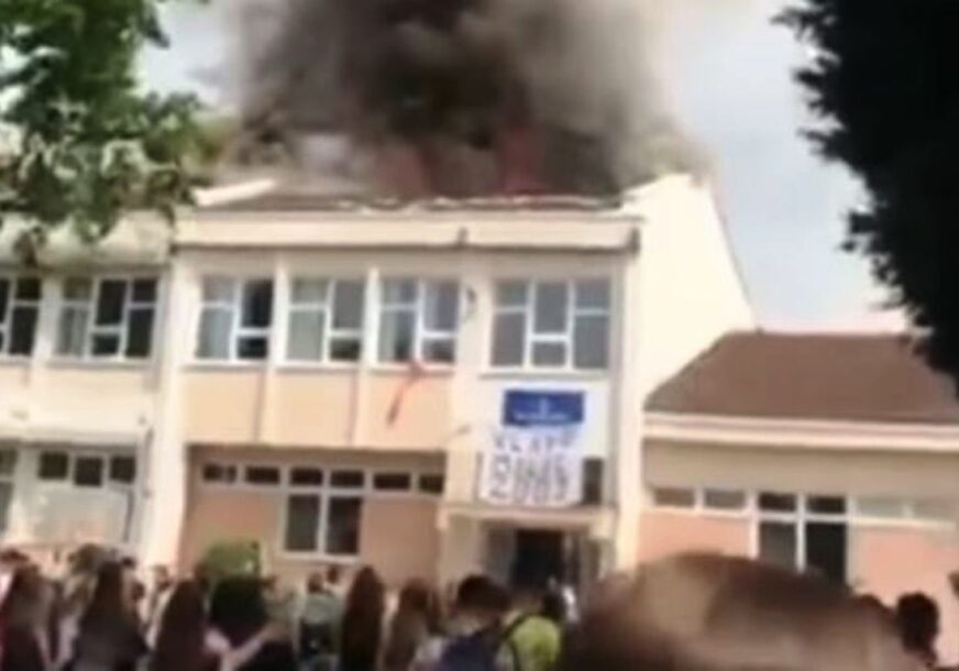 (VIDEO) MALA MATURA KRENULA PO ZLU Učenici proslavljali kraj školske godine, pa bakljama zapalili školu