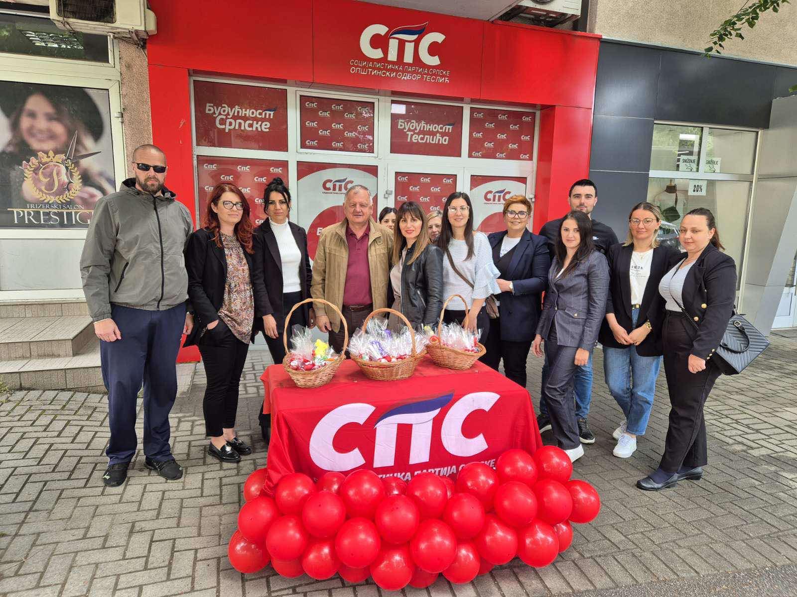(FOTO) Forum žena SPS-a organizovao podjelu vaskršnjih jaja i slatkiša