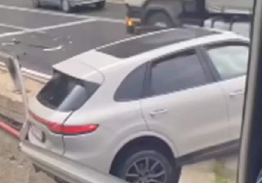 (VIDEO) "PORŠEA" BANKINA SPASILA OD KATASTROFE Teška saobraćajka kod Konjica