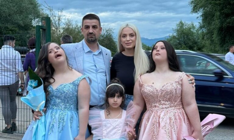 "BILO JE JAKO EMOTIVNO" Sara Bero nikad ponosnija: Bliznakinje sa Daunovim sindromom blistale na maturi