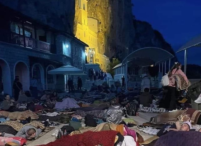 VJERNICI OPISUJU NEVJEROVATNA ISKUSTVA Stotine ljudi spava ispred Ostroga zbog zbog ovog čudesnog razloga