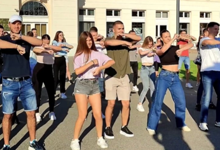 (VIDEO) MATURANTI RAZVESELILI CIJELI GRAD Učenici u centru Bijeljine zaplesali uz popularni hit