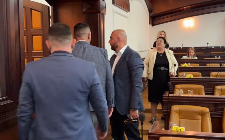 (VIDEO) HAOS U BANJALUČKOJ SKUPŠTINI Saša Lazić “marškao” Smiljanu Babić Moravac, psovao je i nazivao smećem