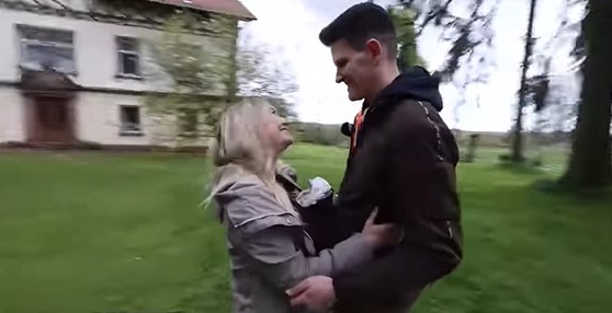 (VIDEO) ROMANTIKA NE PITA ZA NAČIN Zaprosio djevojku uz pomoć traktora i kosilice