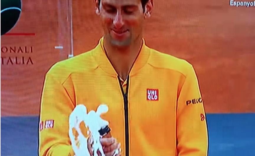 (VIDEO) NEVOLJE SA ŠAMPANJCEM Novak Đoković je u Rimu mogao da ostane bez oka