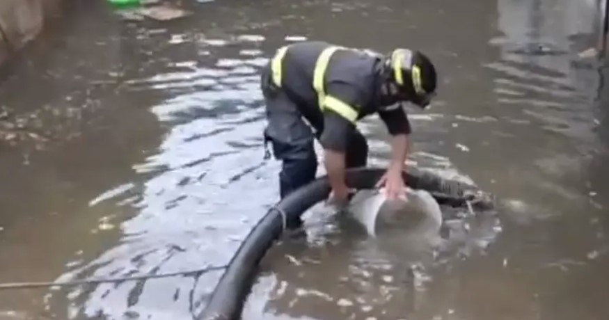 (VIDEO) JEZIVI PRIZORI IZ ITALIJE Dio zemlje pod vodom, vjetar prevrnuo voz