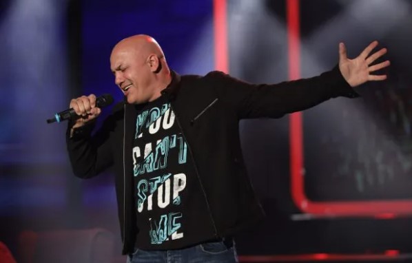 BEZ DLAKE NA JEZIKU Poznati pjevač isprozivao Teu Tairović: Na njen nastup ponesite kišobran