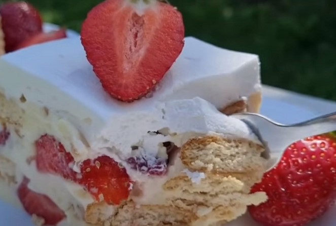 UČINITE PONEDJELJAK LJEPŠIM Torta od banana i jagoda koja se ne peče