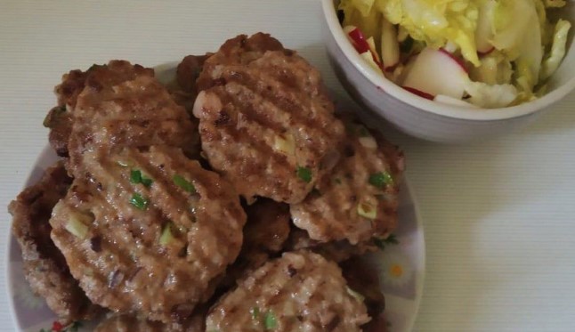 SVI ĆE VAS PITATI ZA RECEPT Pljeskavice sa mladim lukom i kačkavaljem