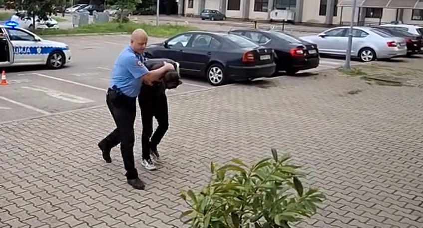 FEHKO (39) "OPERISAO" PO BANJALUCI Osumnjičeni za krađe laptopa, telefona i novca iz vozila sproveden u Okružno javno tužilaštvo