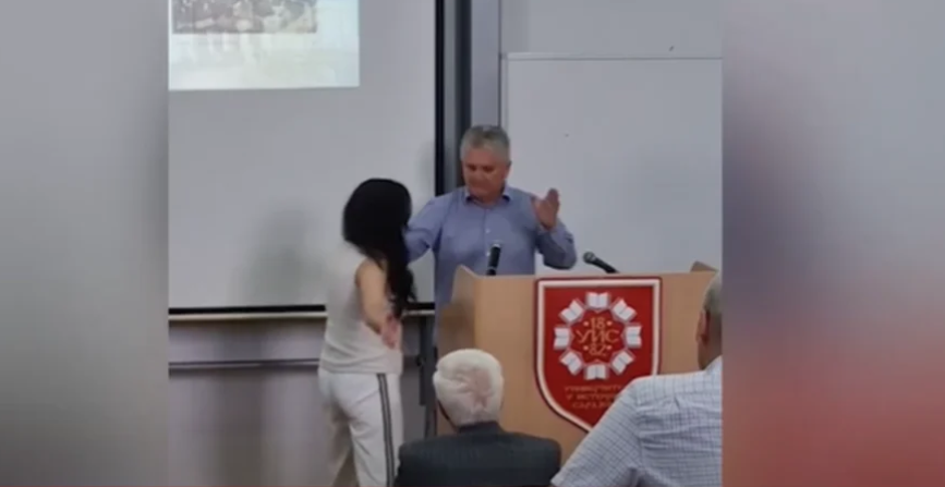 (VIDEO) SKANDAL U BIJELJINI Incident na promociji diplomaca, zbog profesora reagovala policija