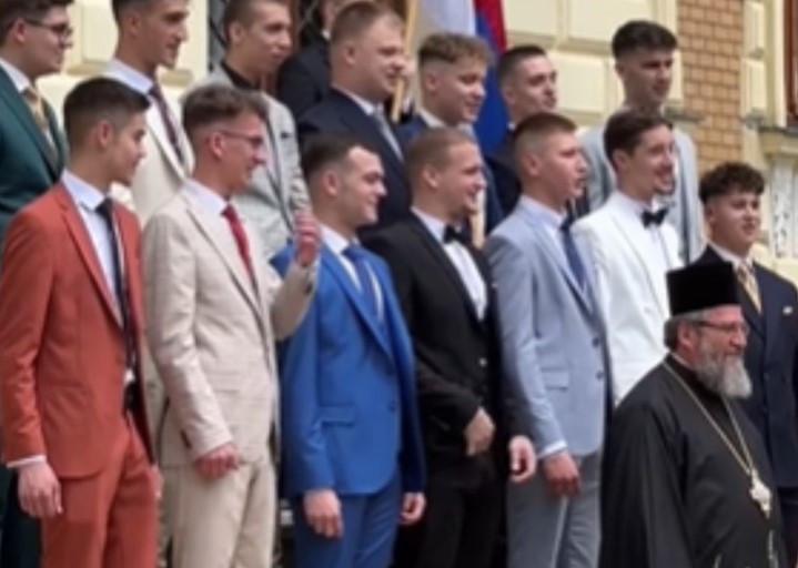 (VIDEO) DIRLJIVO IZNENAĐENJE Maturanti Bogoslovije zapjevali svom razrednom posebnu pjesmu i sve raznježili