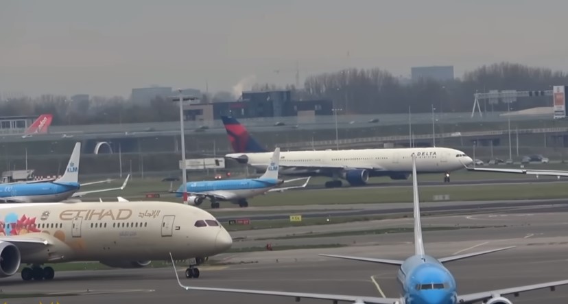 HOROR U AMSTERDAMU Čovjeka usisao motor aviona, putnici svjedočili užasnoj sceni